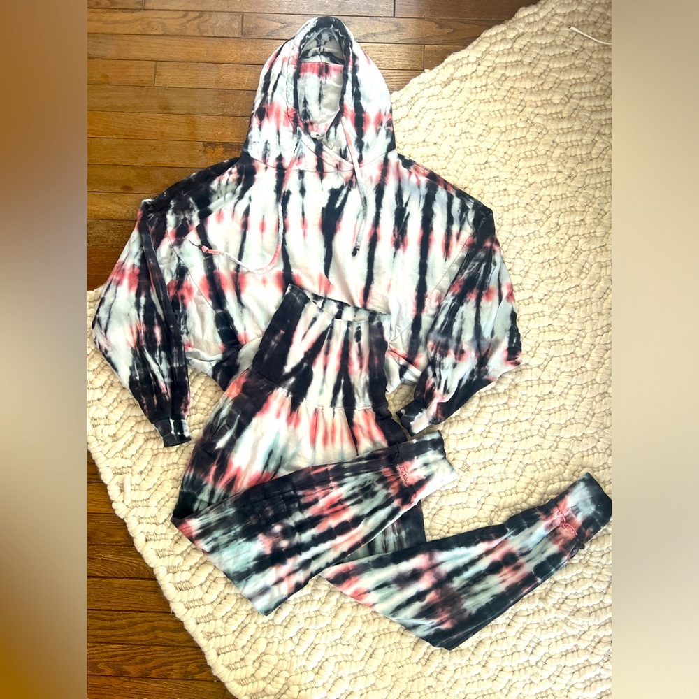 YOUNG FABULOUS AND BROKE tie dye sweatsuit size small cropped hoodie, high waist